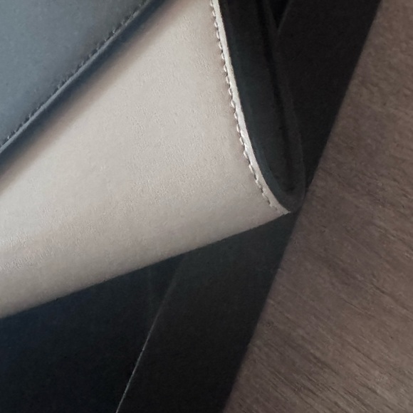 Saint Laurent YSL Uptown Wallet on Chain - Crema / Nero - Gold Hardware - Picture 9 of 12